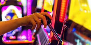 Antarmuka aplikasi paito.sgp menampilkan menu utama dengan berbagai kategori permainan dan sportsbook